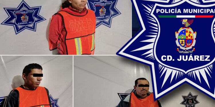 .- Agentes de la Secretaría de Seguridad Pública Municipal capturaron a tres personas, quienes son requeridos por autoridades judiciales al contar con una orden de aprehensión vigente en su contra.
Miguel Ángel S. O. de 45 años, fue detenido en el cruce de las calles Ignacio de la Peña y Francisco I. Madero, en la Zona Centro, tras cometer una falta administrativa, por lo que al consultar sus datos generales en el Sistema de Plataforma Juárez, se tuvo conocimiento que cuenta con una orden de aprehensión vigente en su contra por delitos contra la salud, librada el día 14 de noviembre del 2024.
Luis Ángel F. H. de 24 años, fue arrestado en el cruce de las calles Santiago Troncoso y Nagari, en el fraccionamiento Roma, al ser sorprendido alterando el orden público, por lo que al revisar sus datos generales en el Sistema de Plataforma Juárez, dieron a conocer que cuenta con una orden de aprehensión vigente en su contra por delitos contra la salud, librada el 29 de octubre del 2024.
Brisa Janeth G. G. de 40 años, fue detenida en el cruce de las calles Pumicita y Jerez, en la colonia Pánfilo Natera, luego de cometer actos de molestia, por lo que al revisar sus datos generales en el Sistema de Plataforma Juárez, informaron que cuenta con una orden de aprehensión vigente en su contra por delitos contra la salud, girada el 23 de agosto del 2024.
Previa lectura de derechos, fueron consignados ante la autoridad correspondiente, misma que se encargará de darle seguimiento al mandamiento judicial.