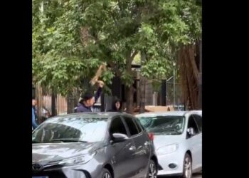 “La policía pasó por el lugar mientras destrozaban mi auto y no hizo nada”, expresó el hombre al que le destrozaron su vehículo.