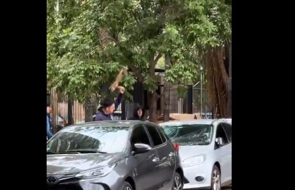 “La policía pasó por el lugar mientras destrozaban mi auto y no hizo nada”, expresó el hombre al que le destrozaron su vehículo.