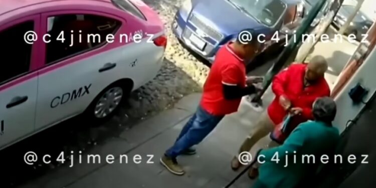 El taxista manipuló en todo momento la terminal bancaría móvil para ocultar el monto real a las víctimas.