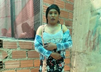 Aunque usó peluca, falda larga, una camiseta sin mangas fue descubierto.