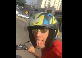 Un trágico accidente ocurrió cuando un motociclista perdió la vida tras chocar mientras intentaba tomarse una selfie