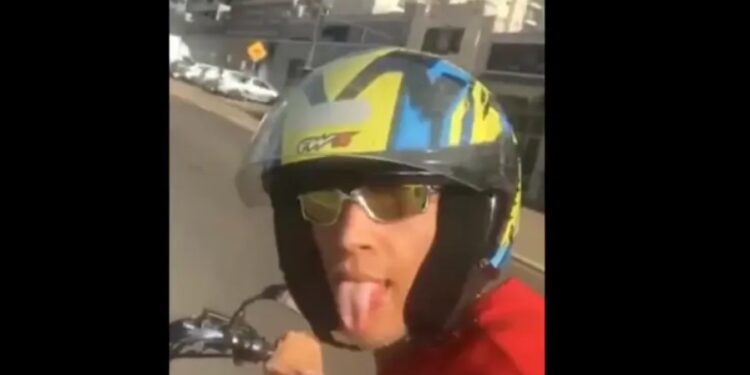 Un trágico accidente ocurrió cuando un motociclista perdió la vida tras chocar mientras intentaba tomarse una selfie