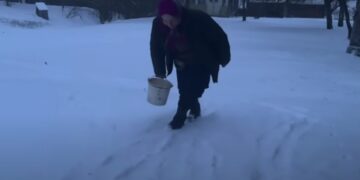 La historia de una abuela de 90 años viviendo en la cima de una montaña sin contacto con la civilización es una muestra de resiliencia