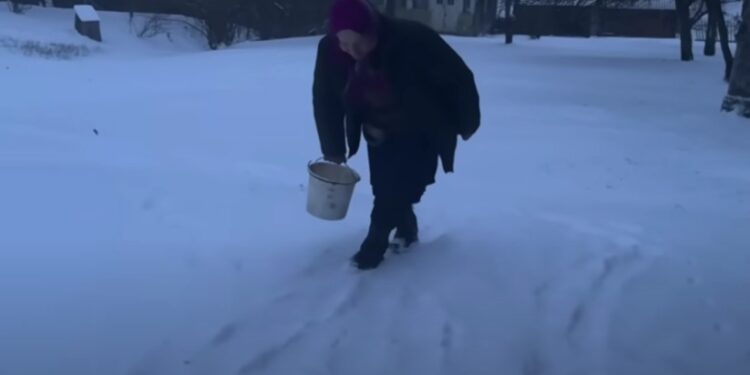 La historia de una abuela de 90 años viviendo en la cima de una montaña sin contacto con la civilización es una muestra de resiliencia