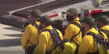 Los incendios, avivados por los vientos de Santa Ana, han causado múltiples víctimas y la evacuación de miles de personas.
