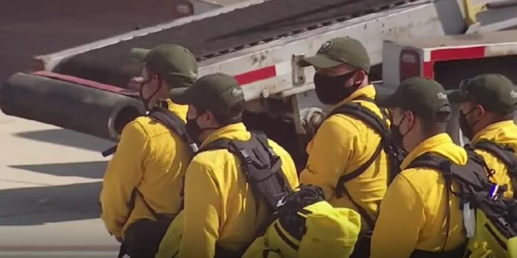 Los incendios, avivados por los vientos de Santa Ana, han causado múltiples víctimas y la evacuación de miles de personas.