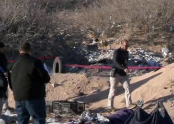 El macabro hallazgo fue realizado alrededor de las 4:00 p.m., cuando vecinos de la zona se percataron de un bulto de color morado