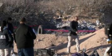 El macabro hallazgo fue realizado alrededor de las 4:00 p.m., cuando vecinos de la zona se percataron de un bulto de color morado
