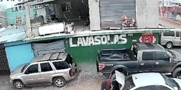 En un audaz acto de robo ocurrido en la colonia El Mezquital, un hombre fue captado por cámaras de seguridad mientras sustraía la puerta de la caja de una camioneta Pick-Up 4x4. Los hechos tuvieron lugar a las 9:00 a.m., en plena luz del día.

El sujeto, que vestía una chamarra de color café, aprovechó la oportunidad para desmontar la puerta del vehículo y colocarla en la cajuela de su propio automóvil, logrando huir del lugar.

El incidente ha generado indignación entre los vecinos, quienes exigen mayor vigilancia para evitar este tipo de delitos. Las autoridades están utilizando las grabaciones de las cámaras para tratar de identificar al responsable.