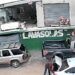 En un audaz acto de robo ocurrido en la colonia El Mezquital, un hombre fue captado por cámaras de seguridad mientras sustraía la puerta de la caja de una camioneta Pick-Up 4x4. Los hechos tuvieron lugar a las 9:00 a.m., en plena luz del día.

El sujeto, que vestía una chamarra de color café, aprovechó la oportunidad para desmontar la puerta del vehículo y colocarla en la cajuela de su propio automóvil, logrando huir del lugar.

El incidente ha generado indignación entre los vecinos, quienes exigen mayor vigilancia para evitar este tipo de delitos. Las autoridades están utilizando las grabaciones de las cámaras para tratar de identificar al responsable.