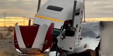 Tráiler con rollos de papel canela se vuelca en la carretera Ciudad Juárez-Chihuahua