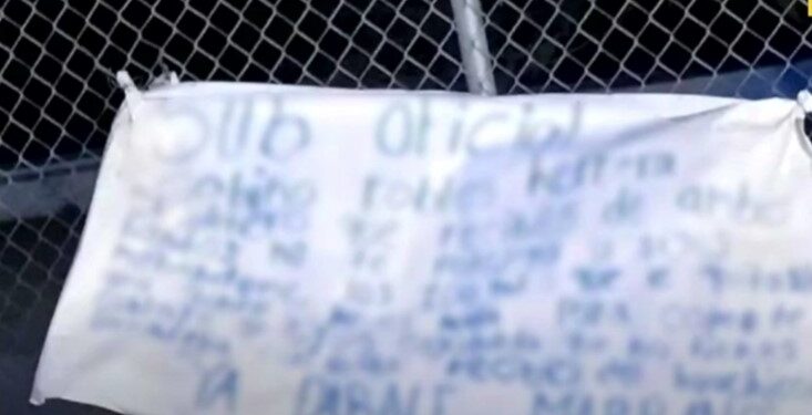 El pasado jueves 17 de enero de 2025, se encontró una narcomanta en el kilómetro 26 de la carretera Chihuahua-Juárez