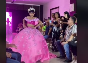 'La Veneno' confiesa que su papá "no la acepta" tras verla con vestido de quinceañera y tacones
