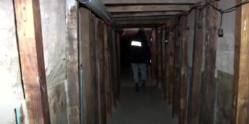 Imágenes difundidas por la agencia de noticias Osint Defender muestran el interior del túnel, donde se encontraron herramientas como palas, azadones, martillos, hachas y sopletes