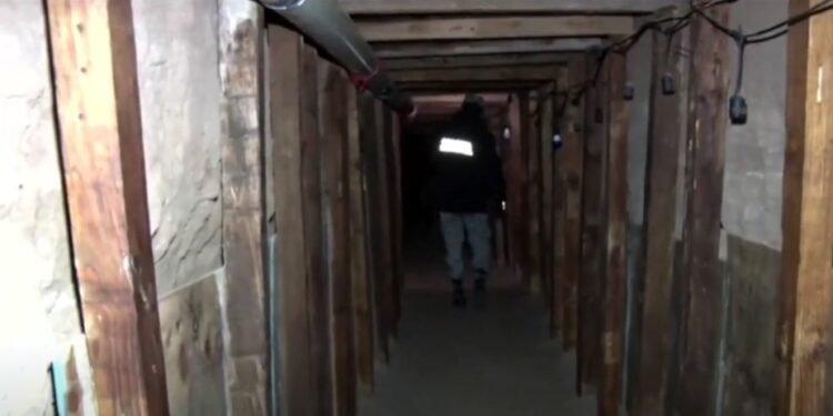 Imágenes difundidas por la agencia de noticias Osint Defender muestran el interior del túnel, donde se encontraron herramientas como palas, azadones, martillos, hachas y sopletes