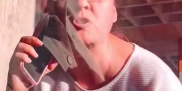 Se pelean por lugar de estacionamiento en Chihuahua; y auto termina con la carrocería dañada