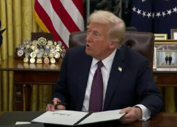 El presidente de Estados Unidos, Donald Trump, ha firmado una orden ejecutiva que busca eliminar la ciudadanía por nacimiento para los hijos de inmigrantes indocumentados.