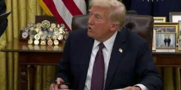 El presidente de Estados Unidos, Donald Trump, ha firmado una orden ejecutiva que busca eliminar la ciudadanía por nacimiento para los hijos de inmigrantes indocumentados.