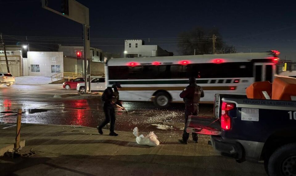 Autoridades atienden calles cristalizadas en Ciudad Juárez; tras bajas temperaturas