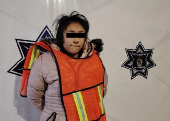 Mujer detenida cuenta con orden de aprehensión
