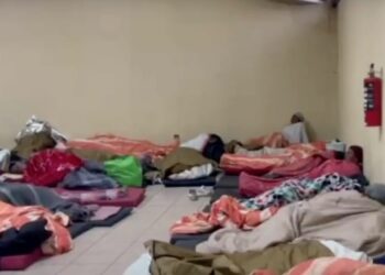 Este refugio, ubicado frente al Monumento a Benito Juárez en la colonia El Barreal, ha brindado alimentos calientes y un lugar seguro para pasar la noche.