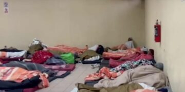 Este refugio, ubicado frente al Monumento a Benito Juárez en la colonia El Barreal, ha brindado alimentos calientes y un lugar seguro para pasar la noche.