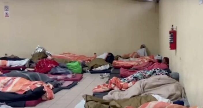 Este refugio, ubicado frente al Monumento a Benito Juárez en la colonia El Barreal, ha brindado alimentos calientes y un lugar seguro para pasar la noche.