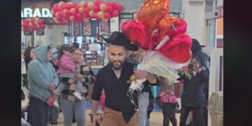 ¡Sorpresa en el S-Mart Talamás Camandari! Una botarga de Carin León hace su aparición