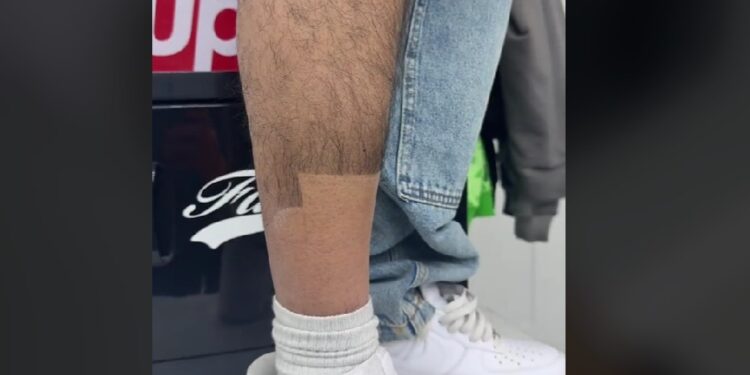 La tendencia consiste en dejar crecer el vello de las piernas y luego recortarlo o teñirlo