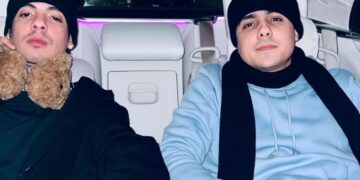 La imagen, compartida en sus redes sociales, muestra a ambas figuras disfrutando de un paseo