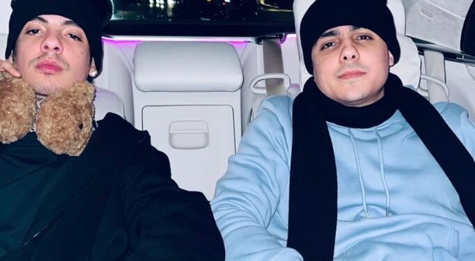 La imagen, compartida en sus redes sociales, muestra a ambas figuras disfrutando de un paseo