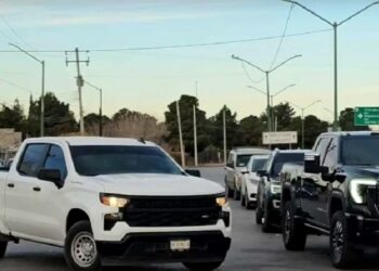 Hombre con escoltas intenta meterse en la Línea del Puente Libre