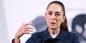 MEX1008. CIUDAD DE MÉXICO (MÉXICO), 27/01/2025.- La presidenta de México, Claudia Sheinbaum, habla durante su conferencia matutina este lunes, en el Palacio Nacional en la Ciudad de México (México). Sheinbaum recalcó que no cree en la censura sino en la libertad de expresión, en relación a la polémica por la película francesa 'Emilia Pérez', ha recibido críticas en México por la forma en la que aborda el narcotráfico y las desapariciones en el país. EFE/ Sáshenka Gutiérrez