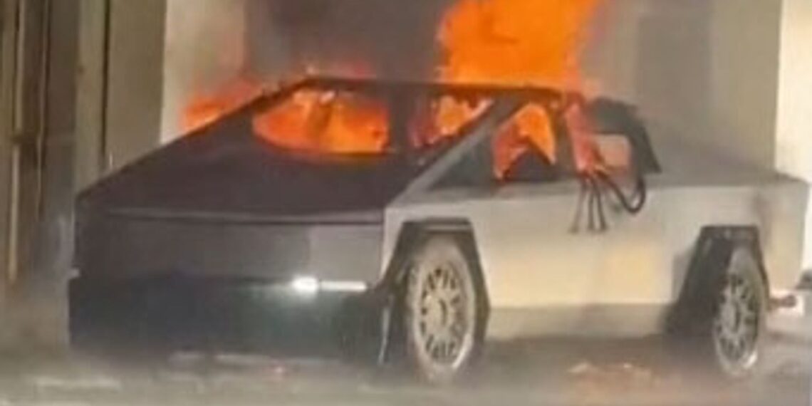 El vehículo estaba estacionado en la zona de ‘valet’ del hotel; autoridades de Las Vegas investigan las causas de la explosión.