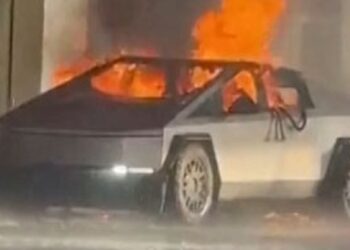 El vehículo estaba estacionado en la zona de ‘valet’ del hotel; autoridades de Las Vegas investigan las causas de la explosión.