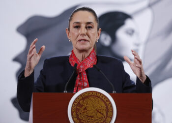 MEX2615. CIUDAD DE MÉXICO (MÉXICO), 10/02/2025.- La presidenta de México, Claudia Sheinbaum, habla durante su conferencia de prensa diaria este lunes, en el Palacio Nacional en Ciudad de México (México). Sheinbaum, rechazó que México vaya a pagar por la construcción del muro fronterizo que su homólogo de Estados Unidos, Donald Trump, ha retomado tras su regreso a la Casa Blanca el 20 de enero. EFE/ Mario Guzmán