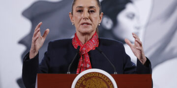 MEX2615. CIUDAD DE MÉXICO (MÉXICO), 10/02/2025.- La presidenta de México, Claudia Sheinbaum, habla durante su conferencia de prensa diaria este lunes, en el Palacio Nacional en Ciudad de México (México). Sheinbaum, rechazó que México vaya a pagar por la construcción del muro fronterizo que su homólogo de Estados Unidos, Donald Trump, ha retomado tras su regreso a la Casa Blanca el 20 de enero. EFE/ Mario Guzmán