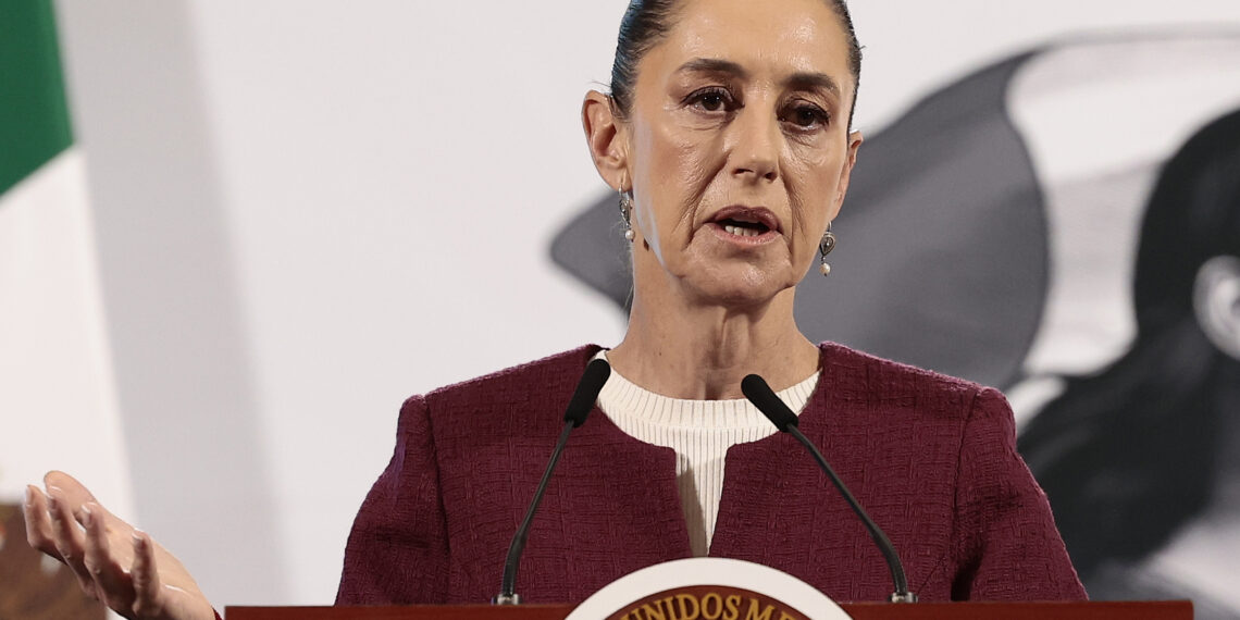 MEX3863. CIUDAD DE MÉXICO (MÉXICO), 24/02/2025.- La presidenta de México, Claudia Sheinbaum, participa este lunes durante su conferencia matutina en Palacio Nacional de la Ciudad de México (México). Sheinbaum negó que el Gobierno de Estados Unidos exija como "condicionante" que México imponga aranceles a China a cambio de evitar los impuestos del 25 % a los productos mexicanos, como reportó la prensa estadounidense. EFE/ José Méndez