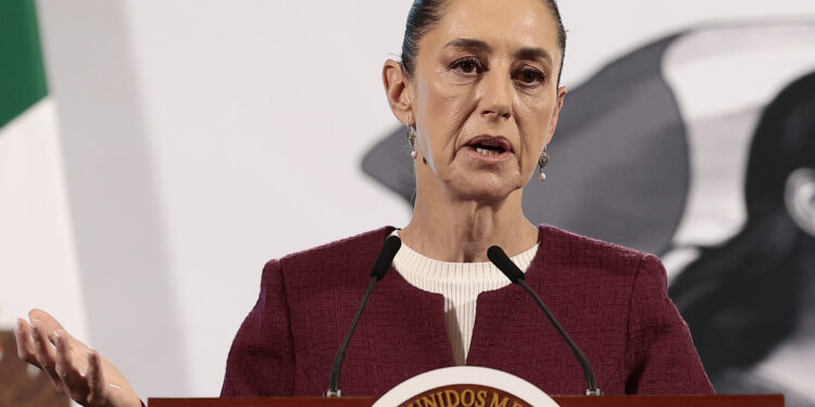 MEX3863. CIUDAD DE MÉXICO (MÉXICO), 24/02/2025.- La presidenta de México, Claudia Sheinbaum, participa este lunes durante su conferencia matutina en Palacio Nacional de la Ciudad de México (México). Sheinbaum negó que el Gobierno de Estados Unidos exija como "condicionante" que México imponga aranceles a China a cambio de evitar los impuestos del 25 % a los productos mexicanos, como reportó la prensa estadounidense. EFE/ José Méndez