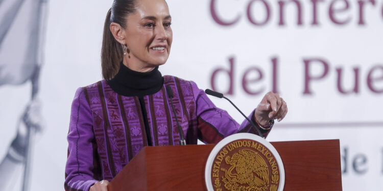 MEX3478. CIUDAD DE MÉXICO (MÉXICO), 20/02/2025.- La presidenta de México, Claudia Sheinbaum, habla durante una rueda de prensa este jueves, en el Palacio Nacional, en Ciudad de México (México). Sheinbaum anunció dos reformas a la Constitución contra la "intromisión" externa y para imponer la "pena más severa" a los extranjeros que intervengan en México después de que Estados Unidos declaró terroristas a seis carteles del narcotráfico. EFE/Isaac Esquivel
