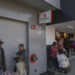 MEX3188. TIJUANA (MÉXICO), 17/02/2025.- Personas esperan frente a un establecimiento de envío de dinero este lunes, en Tijuana (México). El temor a las deportaciones masivas del presidente de Estados Unidos, Donald Trump, y las redadas han propiciado un incremento en el envío de remesas a la frontera norte de México, informó este lunes Sergio Vázquez, presidente del Colegio de Contadores Públicos de Tijuana. EFE/ Joebeth Terríquez