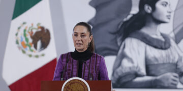 MEX3473. CIUDAD DE MÉXICO (MÉXICO), 20/02/2025.- La presidenta de México, Claudia Sheinbaum, habla durante una rueda de prensa este jueves, en el Palacio Nacional, en Ciudad de México (México). Sheinbaum anunció dos reformas a la Constitución contra la "intromisión" externa y para imponer la "pena más severa" a los extranjeros que intervengan en México después de que Estados Unidos declaró terroristas a seis carteles del narcotráfico. EFE/Isaac Esquivel