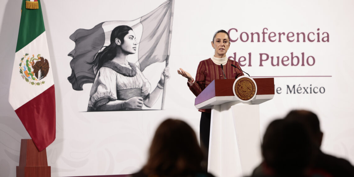 MEX2391. CIUDAD DE MÉXICO (MÉXICO), 07/02/2025.- La presidenta de México, Claudia Sheinbaum, habla en una conferencia de prensa este viernes, en Palacio Nacional de la Ciudad de México (México). El Gobierno mexicano ha enviado vuelos a Honduras con migrantes deportados por la Administración de Donald Trump de Estados Unidos tras recibir a 10.964 migrantes, incluyendo 2.539 de otras nacionalidades desde el 20 de enero, reveló la presidenta de México. EFE/José Méndez