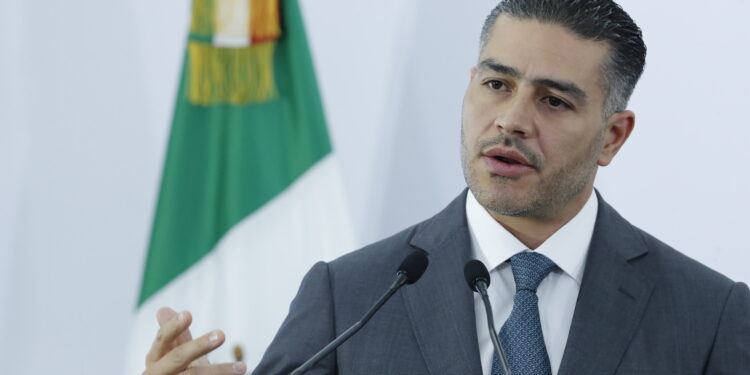 MEX4817. CIUDAD DE MÉXICO (MÉXICO), 28/02/2025.- El secretario de Seguridad y Protección Ciudadana, Ómar García Harfuch, habla durante una rueda de prensa este jueves, en Ciudad de México (México). El fiscal General de México, Alejandro Gertz Manero, aseguró que los 29 narcotraficantes trasladados el jueves a Estados Unidos fueron entregados y no extraditados, pues la operación se hizo de acuerdo a la Ley de Seguridad Nacional que tiene más de 20 años tras una solicitud del gobierno de los Estados Unidos. EFE/ Mario Guzmán