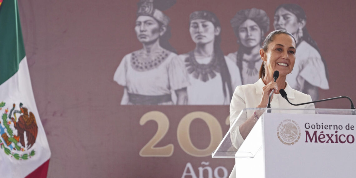 MEX3728. GUADALUPE VICTORIA (MÉXICO), 23/02/2025.- Fotografía cedida por la residencia de México de la mandataria mexicana, Claudia Sheinbaum, durante un acto protocolario en el municipio de Guadalupe Victoria este sábado, en el estado de Durango (México). México registró 2.373 homicidios en enero, una caída interanual del 2,51 %, con lo que suman 9.677 de estos crímenes en el primer cuatrimestre de la presidencia de Claudia Sheinbaum, una reducción del 6,21 %, mientras busca defender su plan de seguridad ante la presión en Estados Unidos. EFE/Presidencia de México/SOLO USO EDITORIAL/SOLO DISPONIBLE PARA ILUSTRAR LA NOTICIA QUE ACOMPAÑA (CRÉDITO OBLIGATORIO)