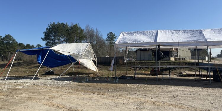 ACOMPAÑA CRÓNICA: EEUU INMIGRACIÓN USA1097. HOUSTON (TX, EEUU), 26/02/2025.- Fotografía del 25 de febrero de 2025 que muestra puestos de venta vacíos y abandonados en la localidad de Colony Ridge, al noreste de Houston, Texas (EE.UU.). Mesas vacías, carteles que dicen "cerrado" y toldos sin vendedores. Tras un operativo de migración al inicio de la semana en la comunidad de Colony Ridge, al noreste de Houston, decenas de negocios decidieron no abrir sus puertas y los residentes de la zona expresaron sentirse temerosos de su futuro en Estados Unidos. EFE/Alejandra Arredondo