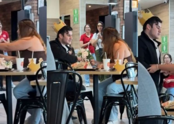 Un joven de Monterrey vivió un triste momento al proponerle matrimonio a su novia en una sucursal de Burger King y ser rechazado en público.