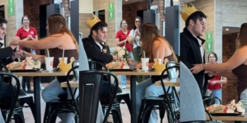 Un joven de Monterrey vivió un triste momento al proponerle matrimonio a su novia en una sucursal de Burger King y ser rechazado en público.