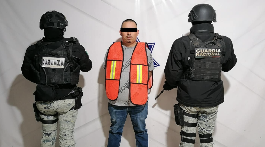 Policías Municipales en coordinación con la SEDENA detienen a sujeto en posesión de varias armas de fuego y cristal